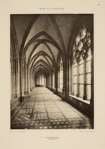 206933 Gezicht in de westelijke arm van de kruisgang van de Domkerk (Munsterkerkhof) te Utrecht.N.B.: In 1912 is de ...